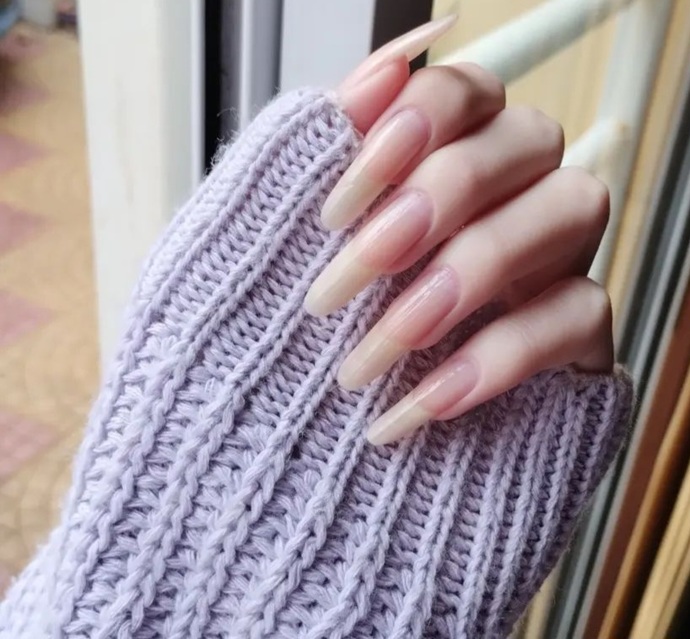Why do people love/compliment long fingernails, but freak out when its long toenails?