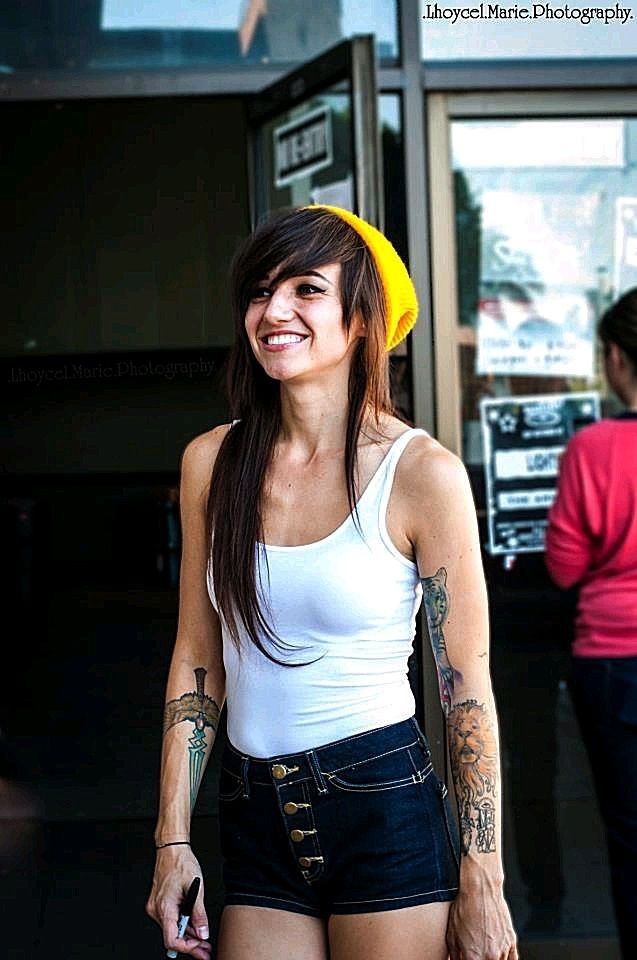 Guys, do u find skinny girls with little to no curves attractive?