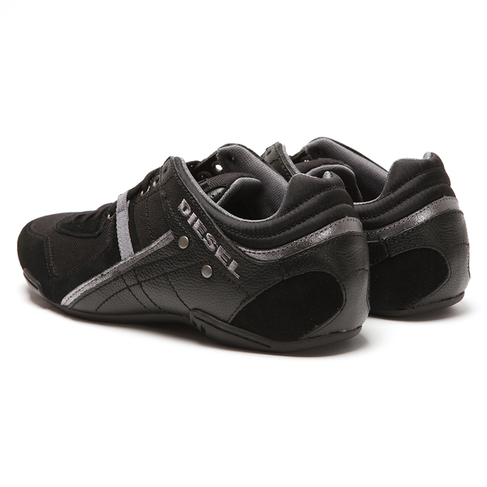 Which kind of shoes do you like to wear?