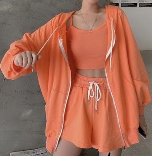 Girls, What kind of clothes do you wear when you work out at the gym?