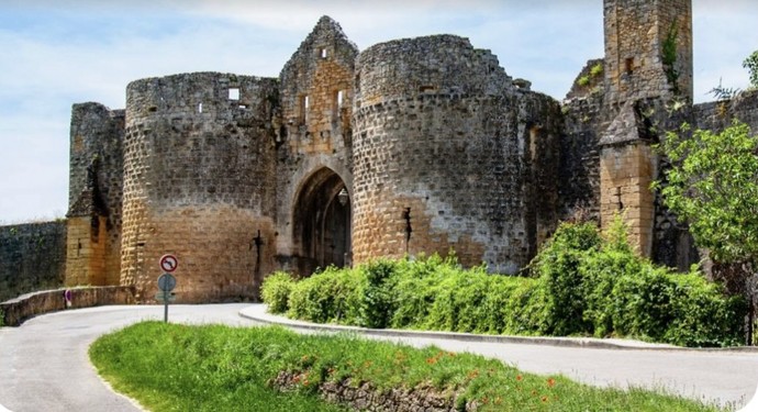 Heres a French village I visited (a medieval bastide built by the King of France), would you like to see it?