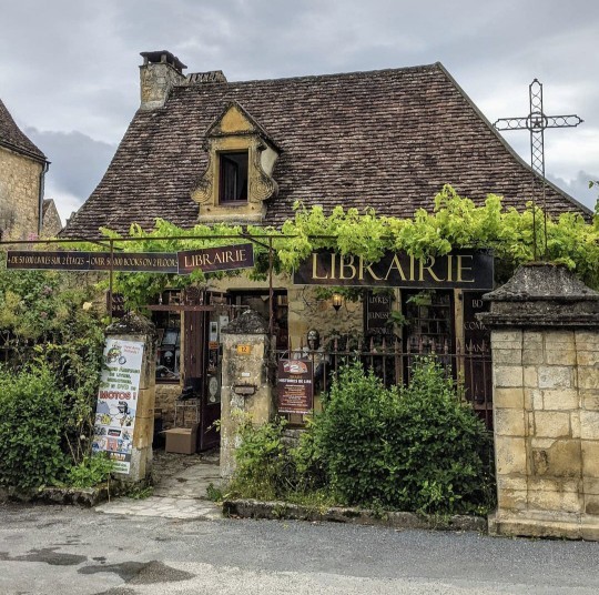 Heres a French village I visited (a medieval bastide built by the King of France), would you like to see it?