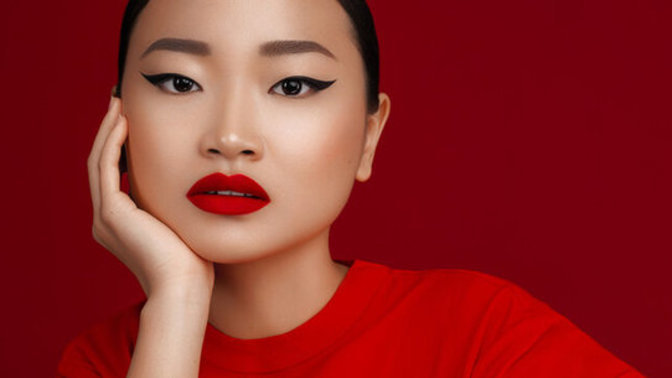 Does red lipstick make women look attractive?