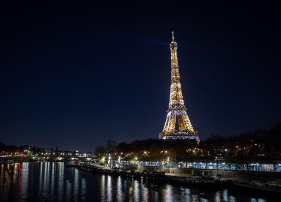 I dream of a marriage proposal at the foot of the Eiffel Tower, is that has-been?