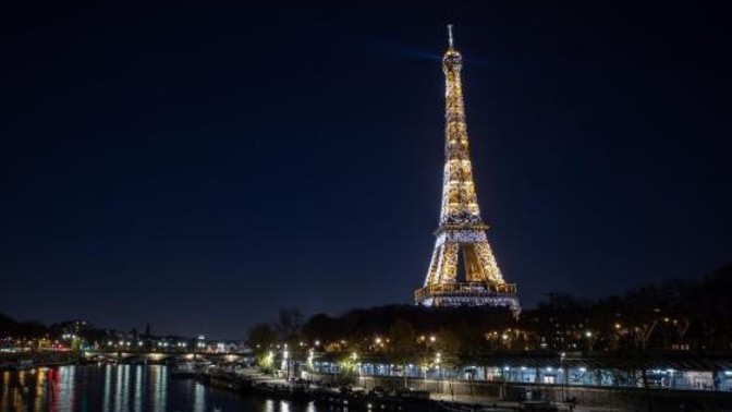 I dream of a marriage proposal at the foot of the Eiffel Tower, is that has-been?