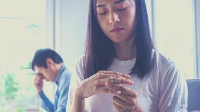 Break Up Vs Divorce who loses more?