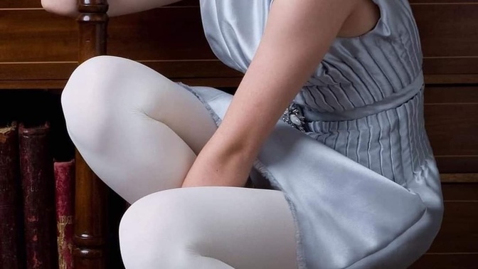 Does anyone else think white tights or pantyhose is still attractive?