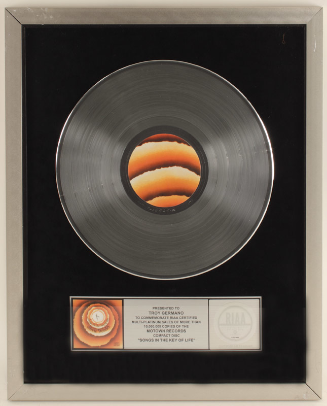 Which album is more popular, Stevie Wonders Songs In The Key Of Life or Michael Jacksons Off The Wall?