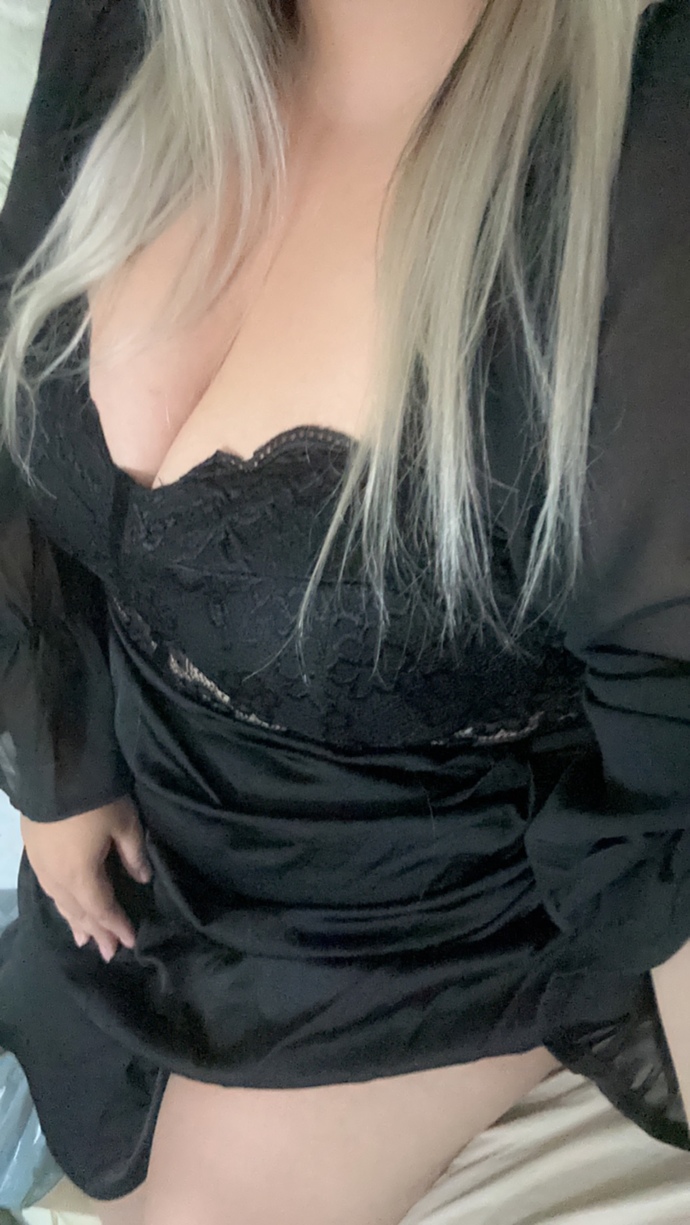 Guys, what kind of dresses do you like a woman to wear on a (brunch/dinner) date and why?