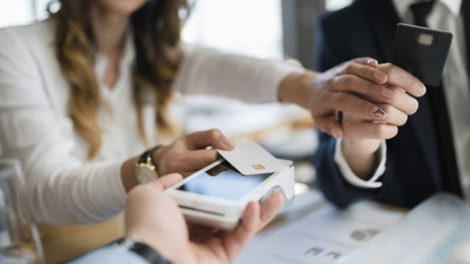 Who should pay the bill on the first date?
