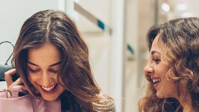 Why is it that women tend to give more compliments or praises to both men and women, but men tend to stay quiet?