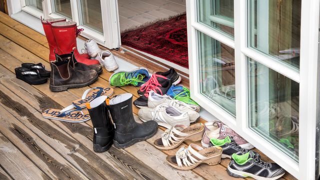 Do YOU take off your shoes before entering someone elses home as a guest?