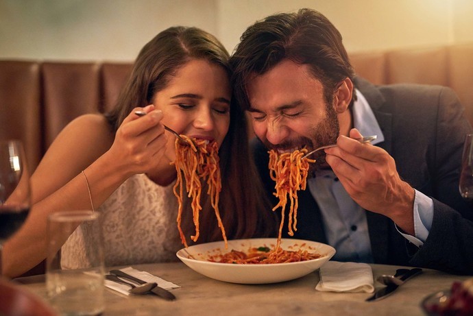 Is it risky to eat spaghetti on a first date?