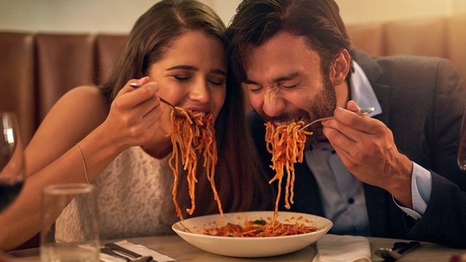 Is it risky to eat spaghetti on a first date?