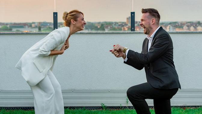 Should MEN propose or do you think it does not matter who does the marriage proposal?