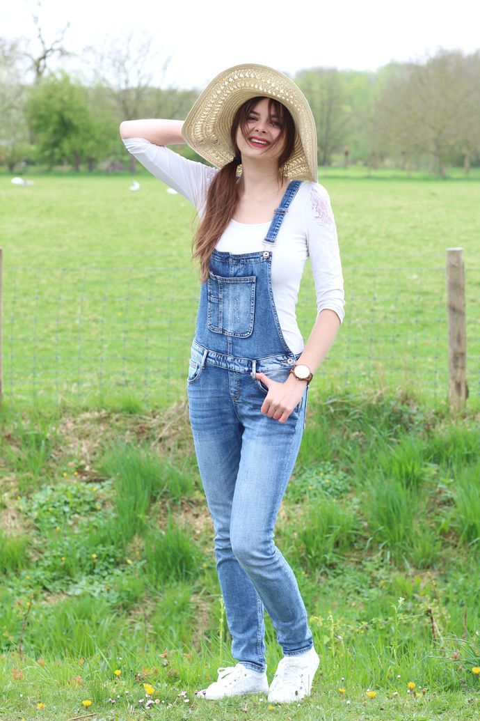 What kind of clothing do you guys prefer to see a girl wear?