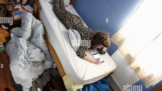 Do you notice the background in peoples pictures? Like to see if their house is a mess?