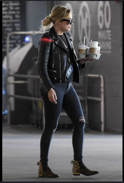 Guys do you think when a girl wears this kind of outfit? Do you think it’s hot when they wear leather and ripped jeans?