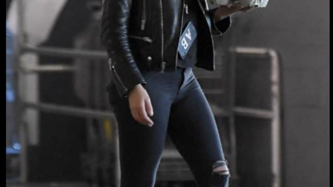 Guys do you think when a girl wears this kind of outfit? Do you think it’s hot when they wear leather and ripped jeans?
