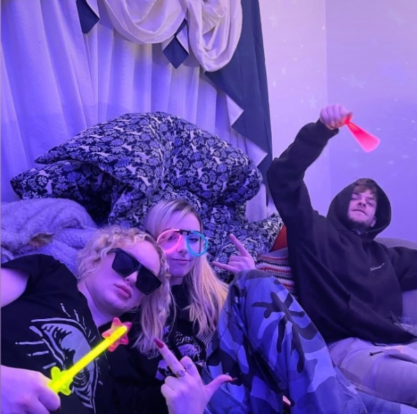 Spent my new year with a few friends and some glow sticks š