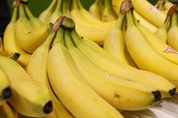Apples vs bananas. Which fruit do YOU like more ?