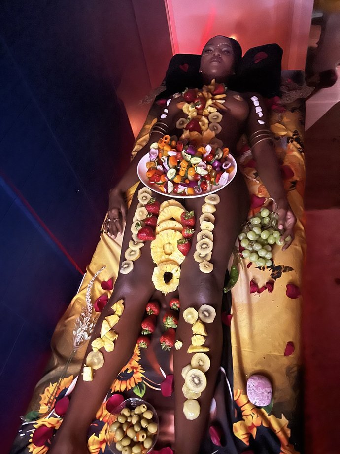 Would you ever go to a restaurant And have your food displayed just like this? Do you think the restaurant would be busy?