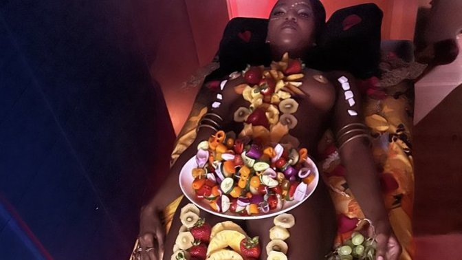 Would you ever go to a restaurant And have your food displayed just like this? Do you think the restaurant would be busy?