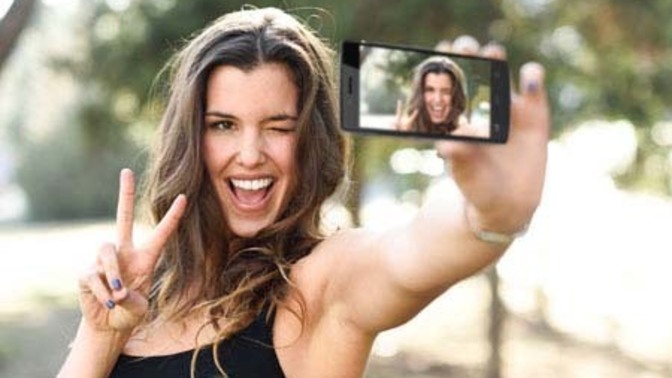 What sort of pictures should a woman put on a dating site (or avoid putting) when wanting to attract men looking for more than just hook ups?