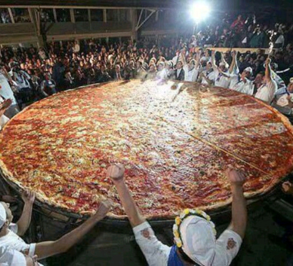 Who here would be able to finish this pizza 🍕 yourself?