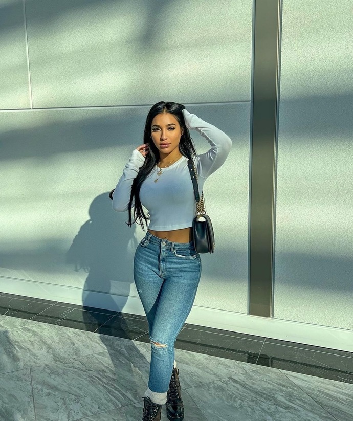 What is your favorite type of outfit on a girl?