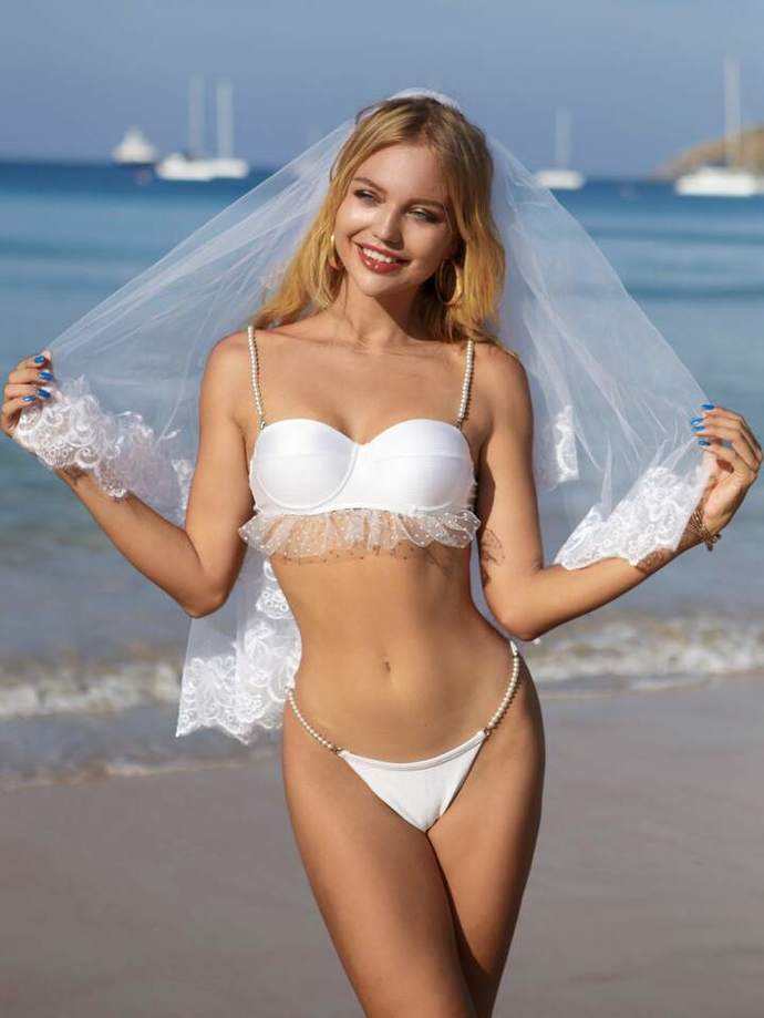 What’s a beach wedding dress code?