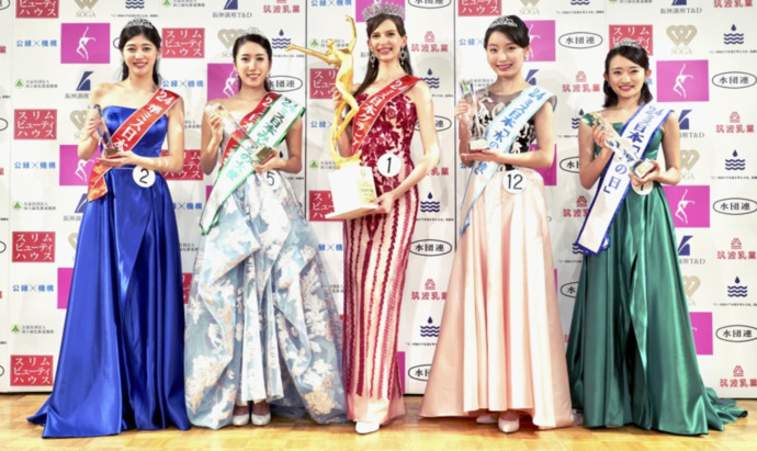 Miss Japan 2024 (center), flanked by her court