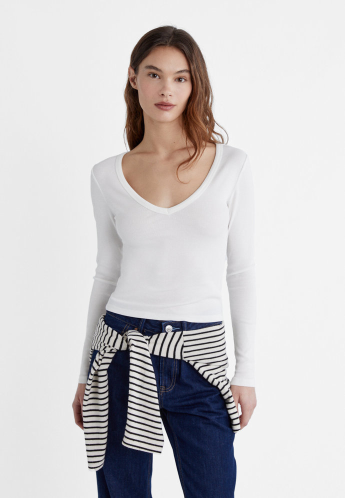 Do you prefer a V neck or a round/scoop neckline?