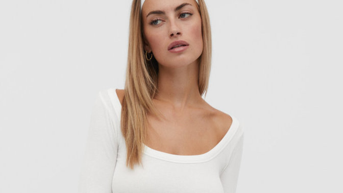 Do you prefer a V neck or a round/scoop neckline?