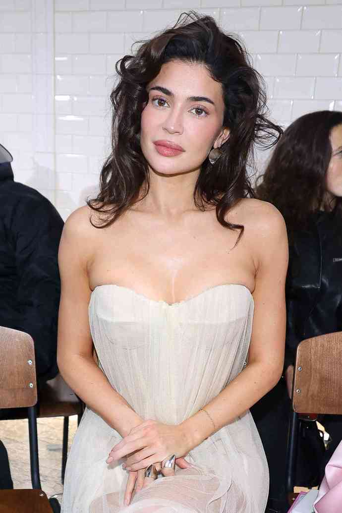 Why are people dissing Kylie Jenners looks?
