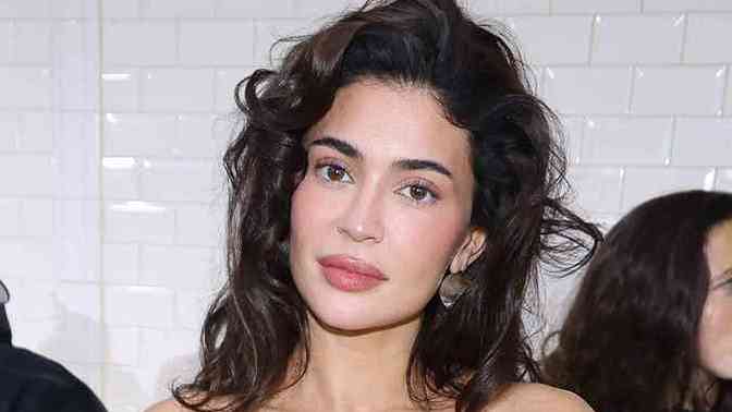 Why are people dissing Kylie Jenners looks?