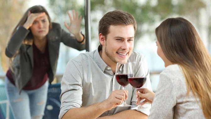 What kind of women do men chose as their side chick?