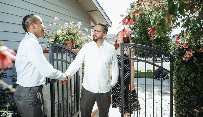 American friends, when a new person moves into your neighborhood, do you actually go over to welcome them Or is it only in the movies?
