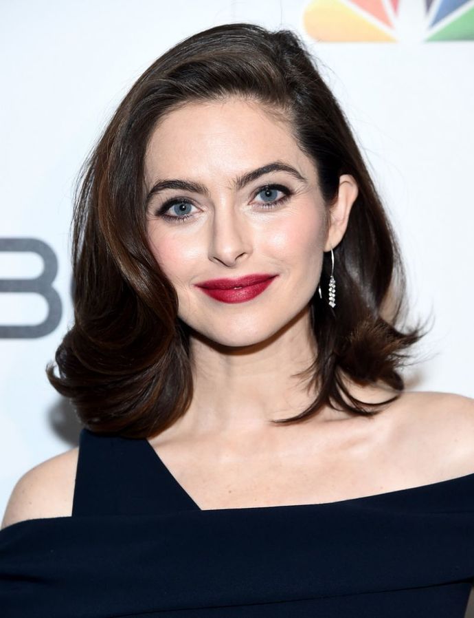 Which actress has the prettiest face round V?
