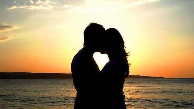 In what stage of the relationship should a first kiss happen?