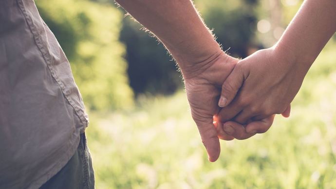 What are characteristics of healthy and unhealthy relationships?