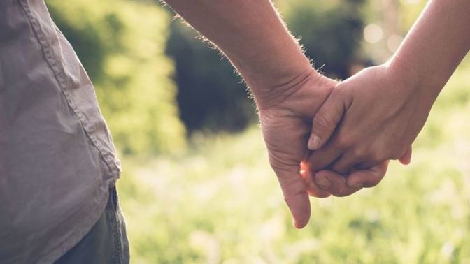 What are characteristics of healthy and unhealthy relationships?