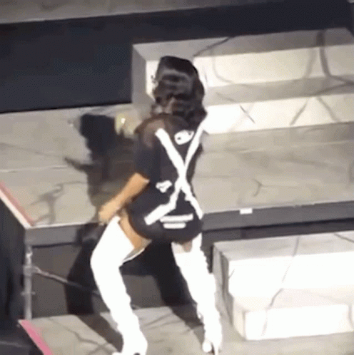 Let’s having a freaking gif dance off! Would you mind dancing with me?