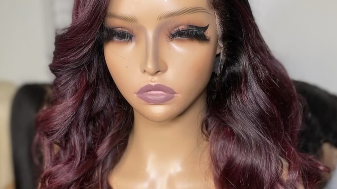 What color is this wig ( pic ) ?