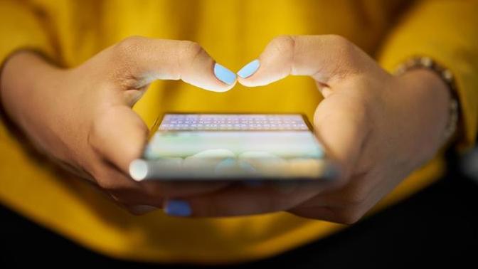 If someone texts you after midnight while at a party saying I'm thinking about you, do they like you?