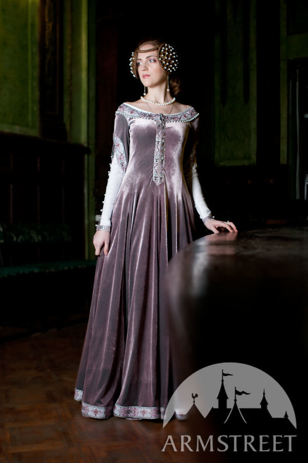 which dress would you wear to a party during mediavel time?