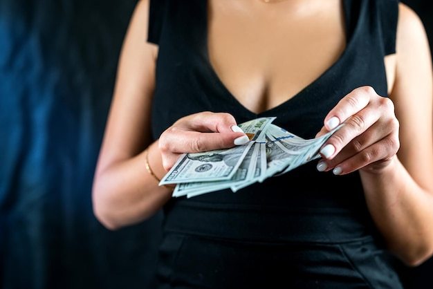 How do you spot a gold digger?