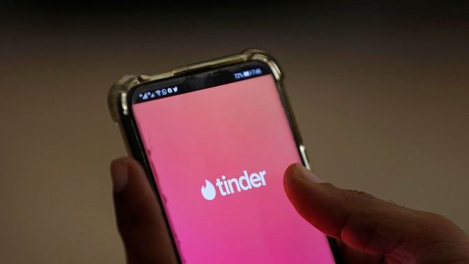 My girlfriend ask me if it is ok to use tinder & I said yes. It is normal?