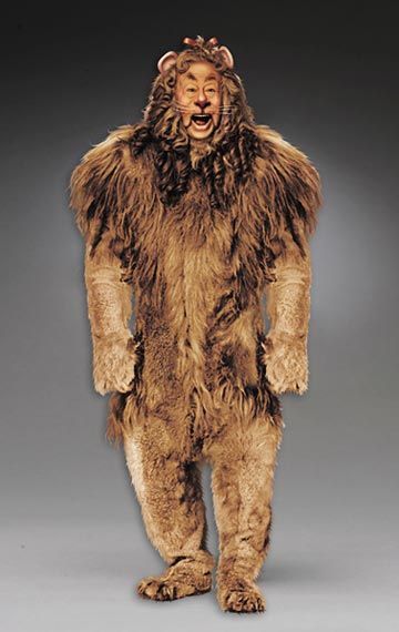Who played the Cowardly Lion by their performance in their respective movies, Bert Lahr or Ted Ross?