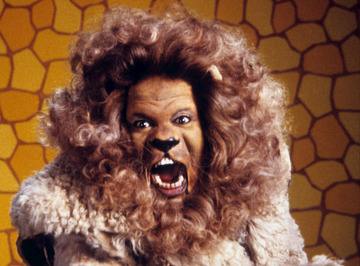 Who played the Cowardly Lion by their performance in their respective movies, Bert Lahr or Ted Ross?